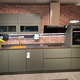 Stylische Mineralgrüne Küchenzeile mit Keramikarbeitsplatte und goldenen Akzenten