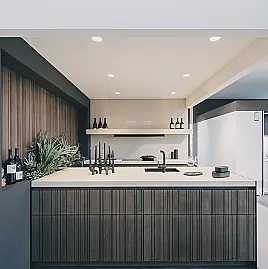 Tolle 2-zeilige Küchen in warmer Holz-Grau-Kombination