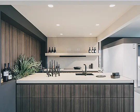 Tolle 2-zeilige Küchen in warmer Holz-Grau-Kombination - Bahia Esche Madeira