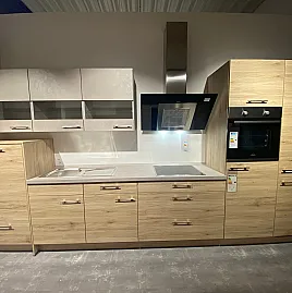 Moderne Küchenzeile in Holzdekor