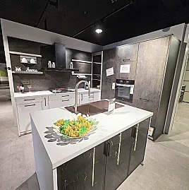 Helle Musterküche mit modernem Schwarzbeton-Design