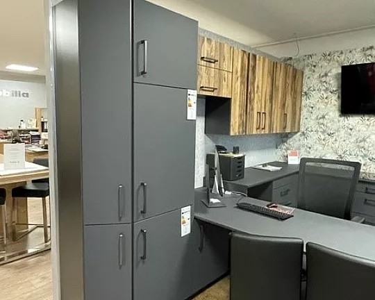 Schöne dunkle Küche mit Holz abgesetzt - Resopal Pro