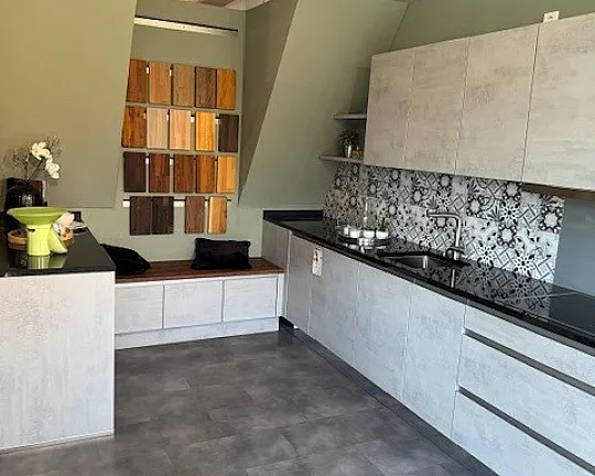 Tolle Küche in Beton optik mit Steinplatten - Riva beton grau