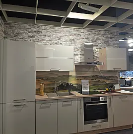 Schöne geräumige Hochglanz Zeile