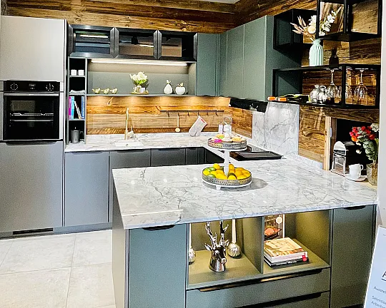 und exklusiven Naturstein - Moderne U-Küche mit Gold-Akzenten