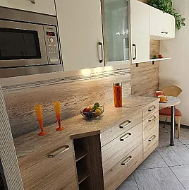 zweizeilige moderne Küche komplett mit E.-Geräten ausgestattet