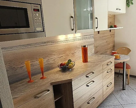 zweizeilige moderne Küche komplett mit E.-Geräten ausgestattet - Laser Magnolia mit Riva Eiche San Remo kombiniert, mit Bosch und Miele + Blanco
