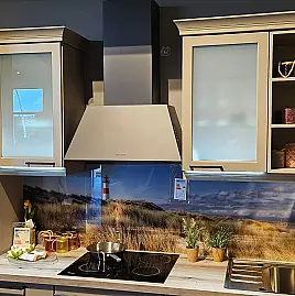 kleine Landhauszeile mit Kaminhaube und Landhauskranzprofil