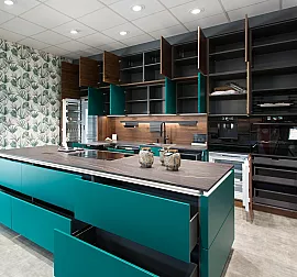 Große Inselküche mit Bosch CarbonBlack Geräten und Dektonarbeitsplatten