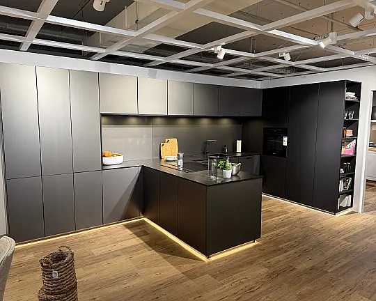 Zeitlos moderne Küche - Stauraumwunder - Saga matt A112 Polymerglas titano metallic