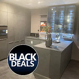 Moderne Küche in Grauschiefer mit Zugang zum Vorratsraum