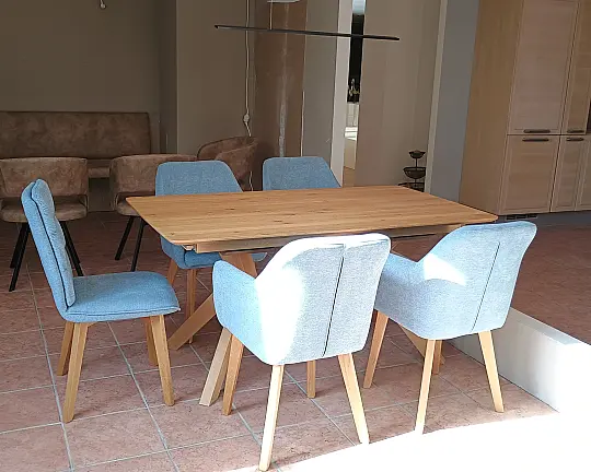 Hochwertige Tischgruppe in Asteiche / Wildeiche massiv - Tisch CARACAS 300  Asteiche masisv / Stühle TOMA T40/T50 Mercury 133 Blau