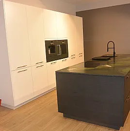 Moderner extravaganter Küchenblock mit Insel, Mattlack weiß kombiniert mit Mulitplex Holzfront in schwarz