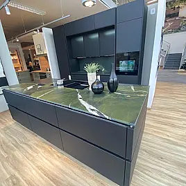 Exklusive Ausstellungsküche mit Naturstein & Miele