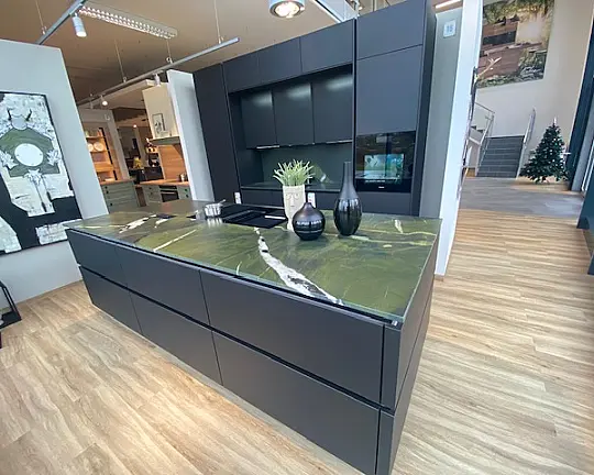 Exklusive Ausstellungsküche mit Naturstein & Miele - Easytouch 945