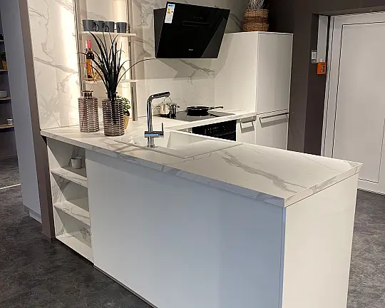Moderne Designküche mit Miele Geräten - Novalux - Filiale Sulingen -