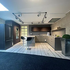 Design Einbauküche mit Gaggenau-Geräten und Massivholzfronten