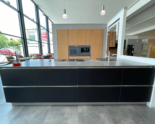 Grifflose Küche mit großem Inselblock und Steinplatte - Programm AV5095 Designglas Schwarz
