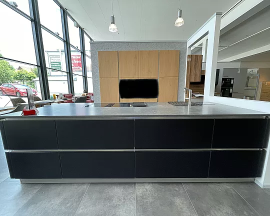Grifflose Küche mit großem Inselblock und Steinplatte - Programm AV5095 Designglas Schwarz