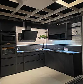 Schwarze moderne L Küche mit vielen Extras aus dem Hause Nobilia