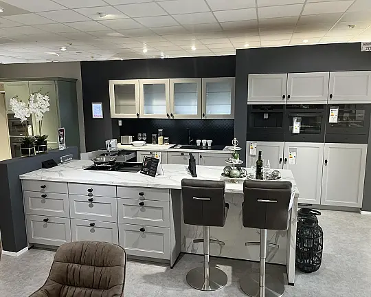 Nobilia Landhausküche mit Insel. inkl. hochwertigen AEG Geräten - Cascada