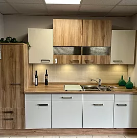 Top moderne und funktionelle Küchenzeile mit matten Fronten und Holzarbeitsplatte