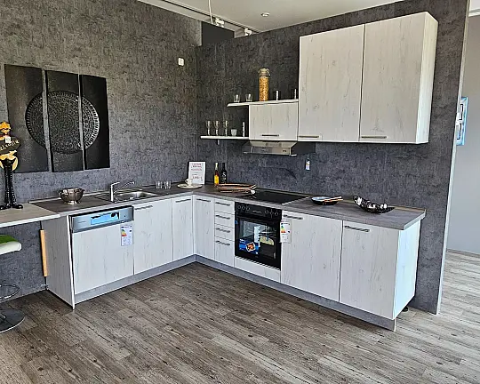moderne L-Küche mit Elektrogeräten für kleines Geld - Holzdekor