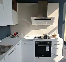 Hochwertige Rotpunkt Küche in weiß matt, HPL-Front