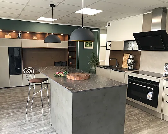 Küchentraum in Echtzement mit Insel und Sitzmöglichkeit - Portland 403 Zement, Achatgrau kombiniert mit 404 Zement anthrazit matt