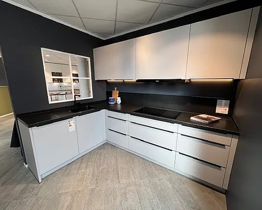 Hochwertige Nolte Küche in L-Form mit toller Naturstein Arbeitsplatte - Nolte Feel Platingrau Matt