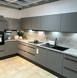 Top moderne  Küche  mit Griffleiste und Miele Geräten