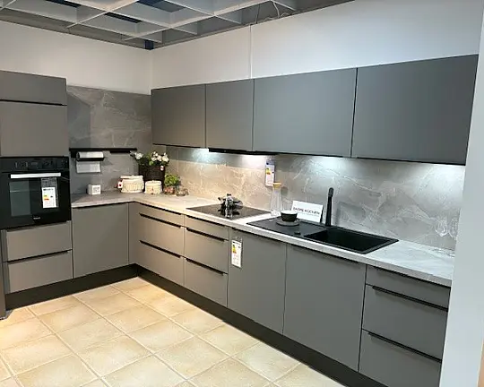 Top moderne  Küche  mit Griffleiste und Miele Geräten - Perfect Sense Onyxgrau matt Top Austattung