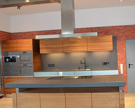 Linee Nussbaum Naturöl und Glas · Traum in Holz mit K7 Insel