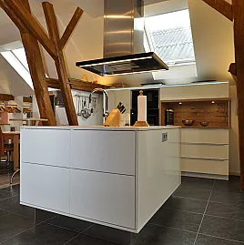 Moderne grifflose Hochglanz-Küche mit Insel und Dekton-Arbeitsplatte