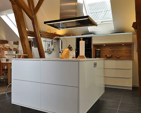 Moderne grifflose Hochglanz-Küche mit Insel und Dekton-Arbeitsplatte - RESOPAL XL 3211 premiumweiß Hochglanz