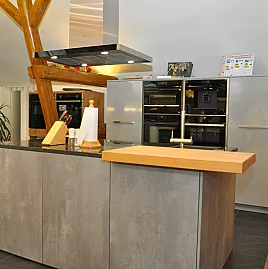 Moderne Küche mit Insel und Massivholzplatte höhenverstellbar