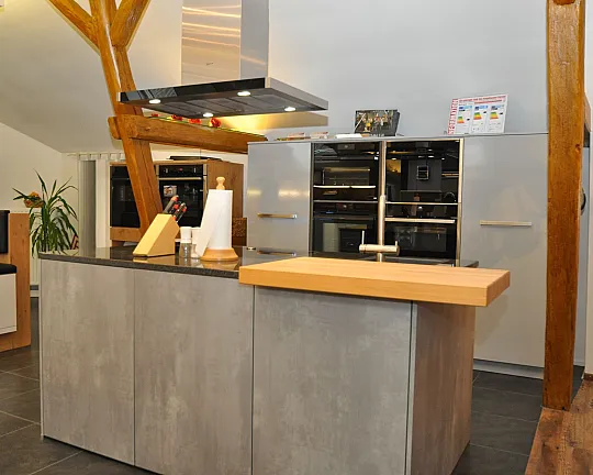 Moderne Küche mit Insel und Massivholzplatte höhenverstellbar - Resopal XL 3431 delphingrau glänzend und TOP XL 1471 Beton-Optik perlgrau
