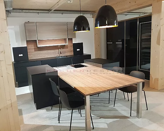 Poggenpohl-Küche mit Edelstahl Wangen - schwarz matt Lack mit Glas-Arbeitsplatte und Echtholz-Inseltisch