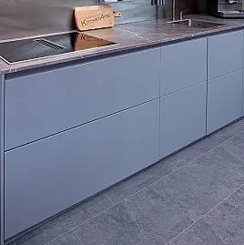 Grifflos Küche Zeile Titangrau modern mit XL Korpus und Keramikplatte