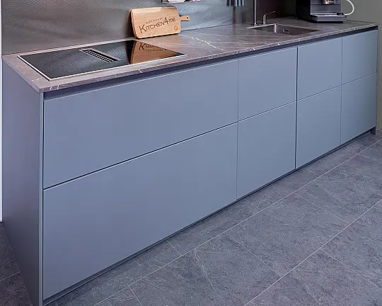 Grifflos Küche Zeile Titangrau modern mit XL Korpus und Keramikplatte - Resopal Pro Titangrau Supermatt