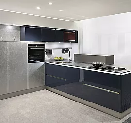 moderne grifflose Küche Hochglanz Lack blau kombiniert mit titan metallic und integrierter LED Griffleistenbeleuchtung