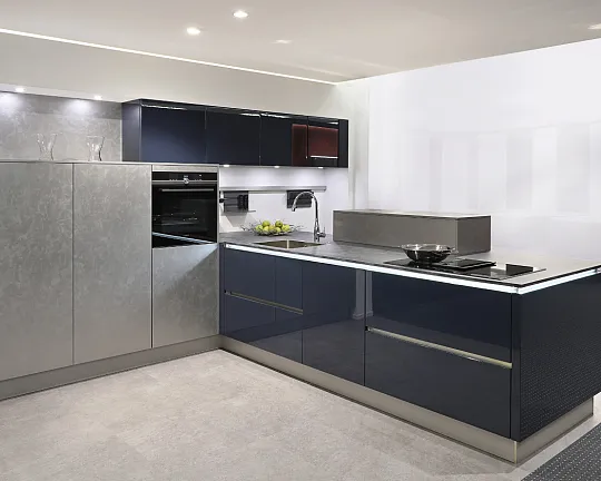 moderne grifflose Küche Hochglanz Lack blau kombiniert mit titan metallic und integrierter LED Griffleistenbeleuchtung - 4030-GL Hochglanz/Lack samtblau