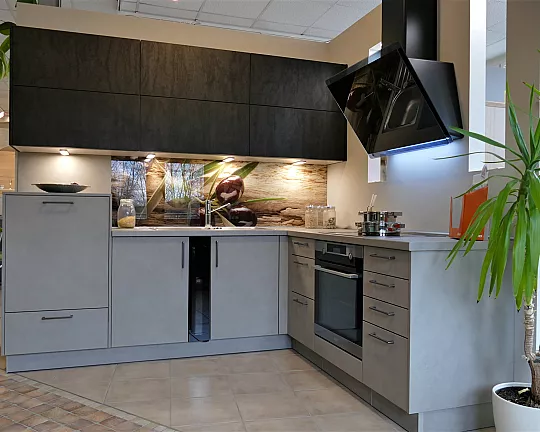 pflegeleichte kleine L-Küche voll erweiterbar - Modellmix KIRUNA kieselgrau mit LINEA Flammeiche