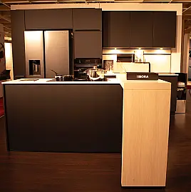 Hochwertige, moderne Küche in mattem Onyxschwarz mit amerikanischen Kühlschrank