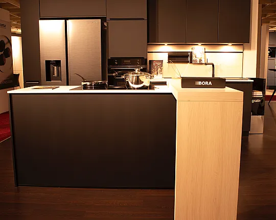 Hochwertige, moderne Küche in mattem Onyxschwarz mit amerikanischen Kühlschrank - Moderne Design-Küche mit Geräten von Samsung, Siemens und Bora