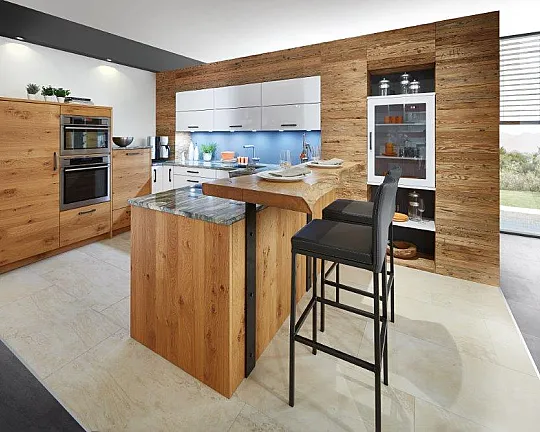 Zeitlos elegante Küche mit Eichenfurnier und weiß lackierten Hochglanzfronten - Küche Ancona - h-design