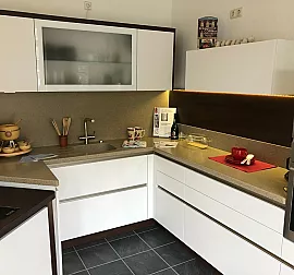 Grilfflose Küche mit LG-Arbeitsplatte und eingelassenem Becken