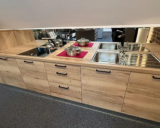 GLÜCKSGRIFF - 362cm Küchenzeile mit allem Drum-und-Dran mit Gaggenau-, Siemens- und Neff-Geräten - Sindern-Küche - System 715 - Alteiche Provence NB