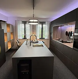 GLÜCKSGRIFF - dunkle matte LUXUS-Küche, Mattlack Stahl dunkel mit Esche Nordic NB + MIELE-Geräte
