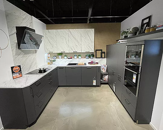 Moderne U-Küche mit Fronten in Graphit Softlack - Loft Max Graphit Softlack